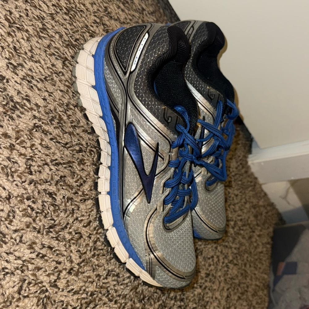 Brooks GTS 16 edition men’s sneakers